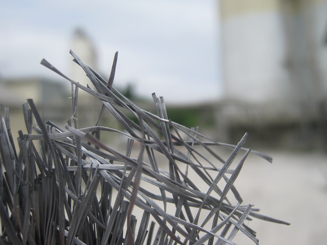 Полимерная фибра для бетона  или металлическая?