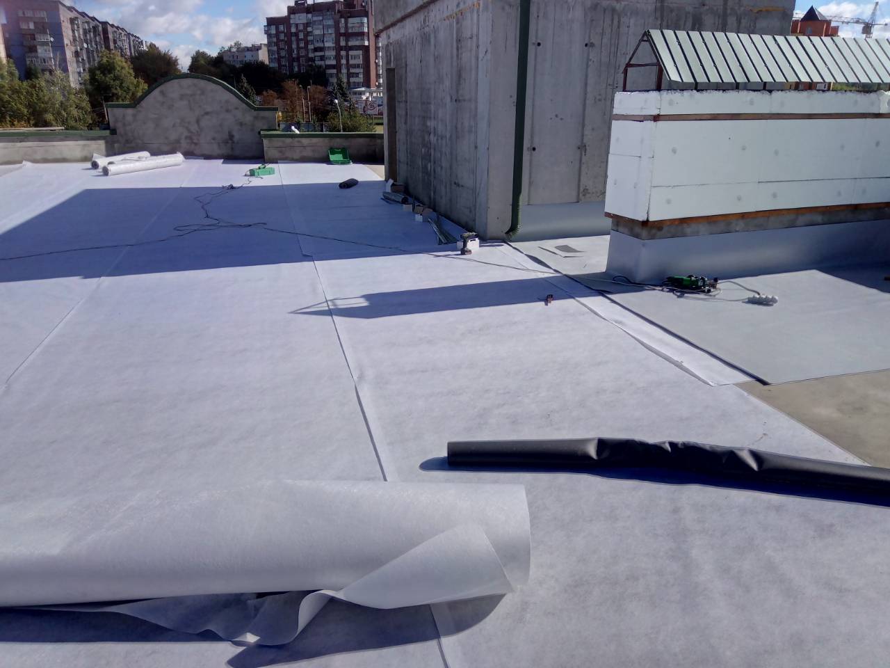 Использование иглопробивного геотекстиля под ПВХ-мембрану для кровли