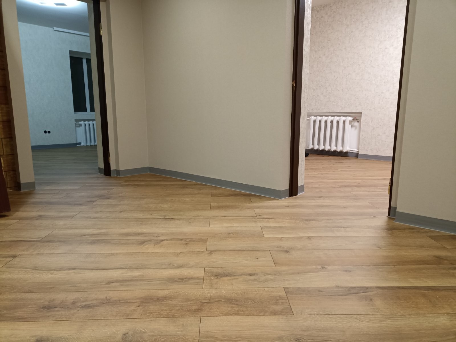 Універсальні гнучкі плінтуси: практичність та естетика